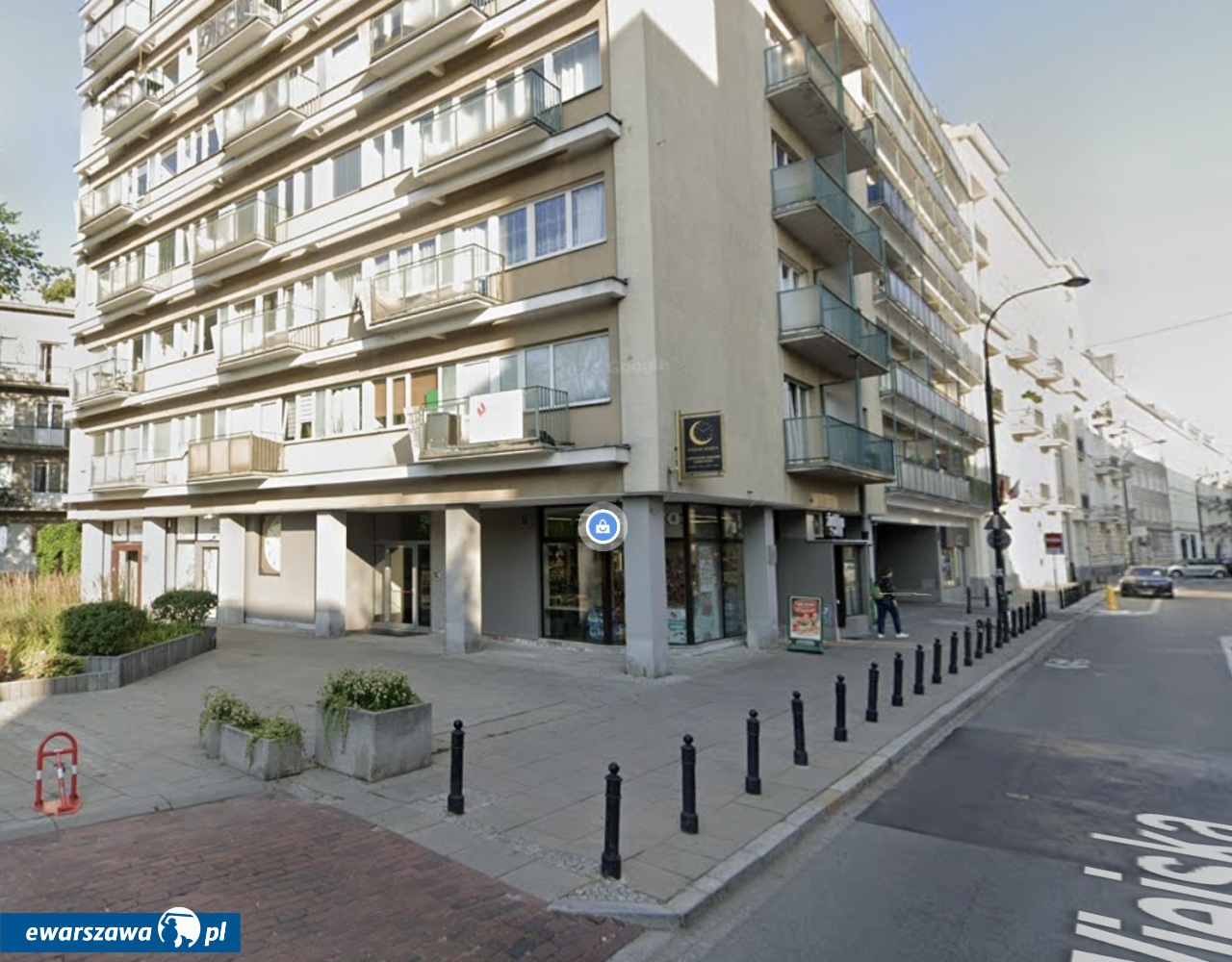 Wiejska 9, w tym budynku mieści się kliika | fot. Google Street View