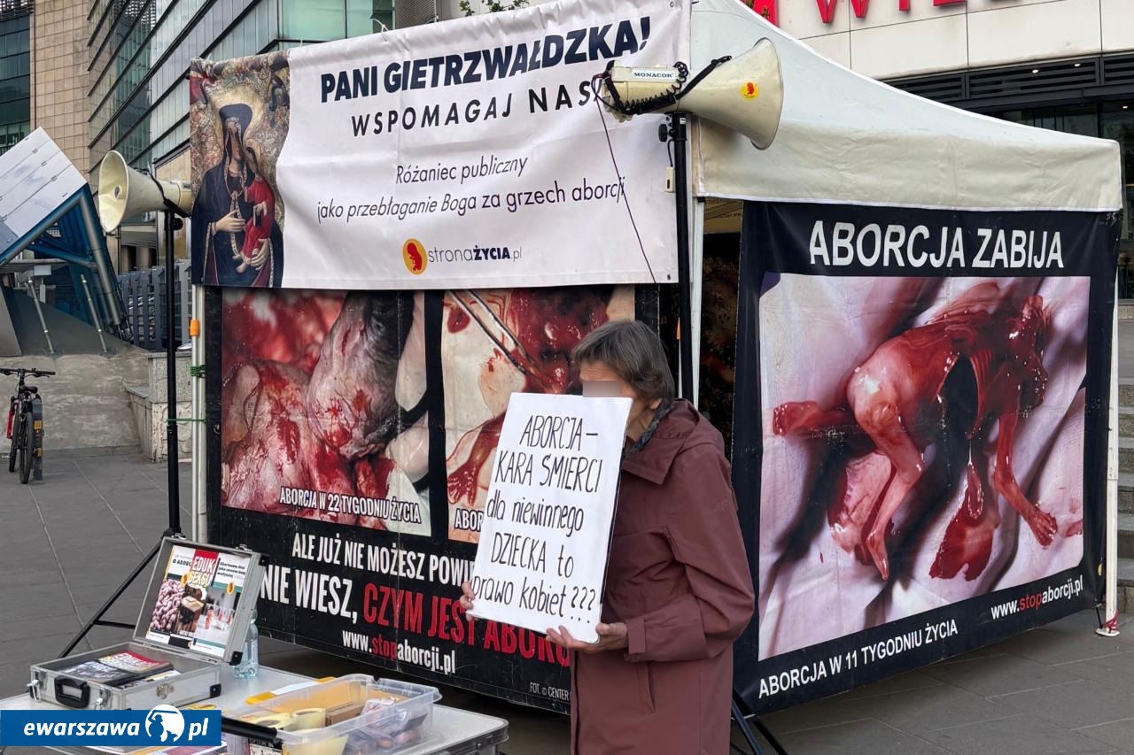 Fundacja Pro-prawo do życia pod Galerią Wileńską | fot. Bartosz Pańczyk