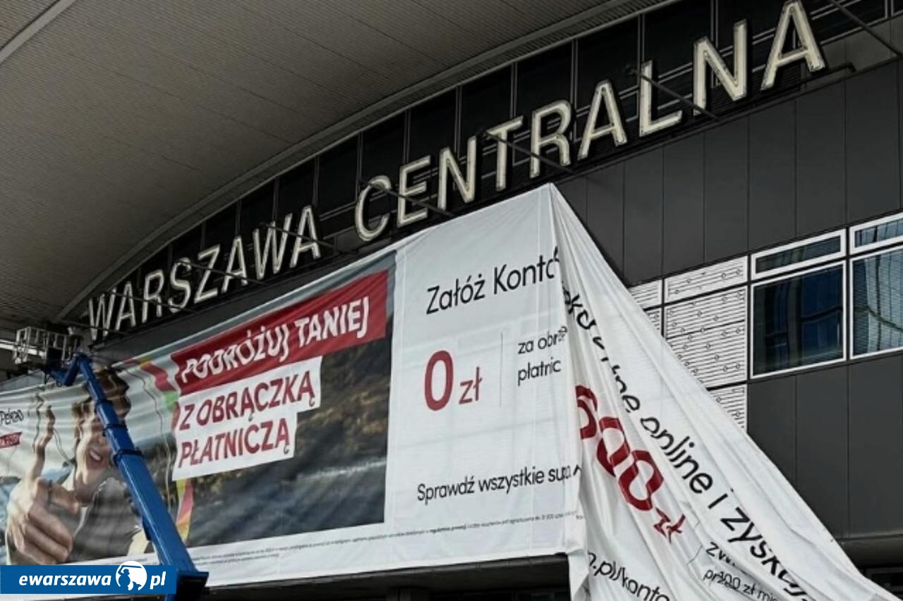 demontaż reklamy na Dworcu Centralnym | fot. J.Świsłocki, Wojewódzki Urząd Ochorny Zabytków (WUOZ)