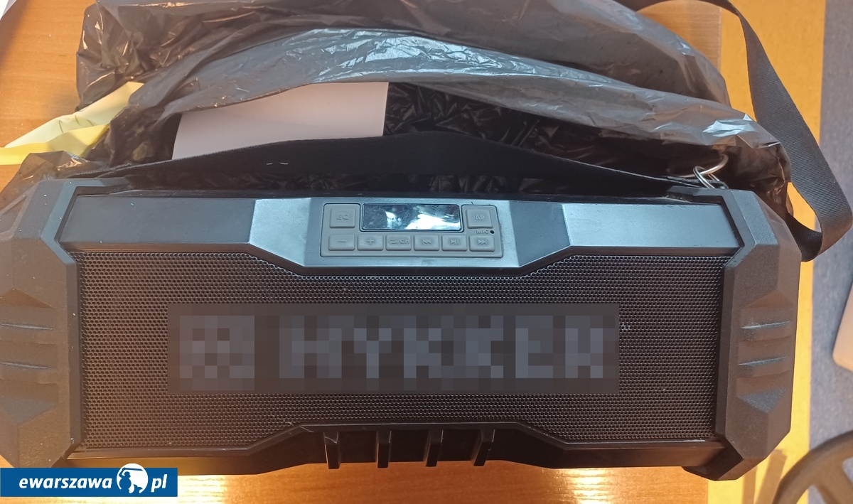 radio, którym 40-latek zaatakował kobietę | fot. zoliborz.policja.gov.pl