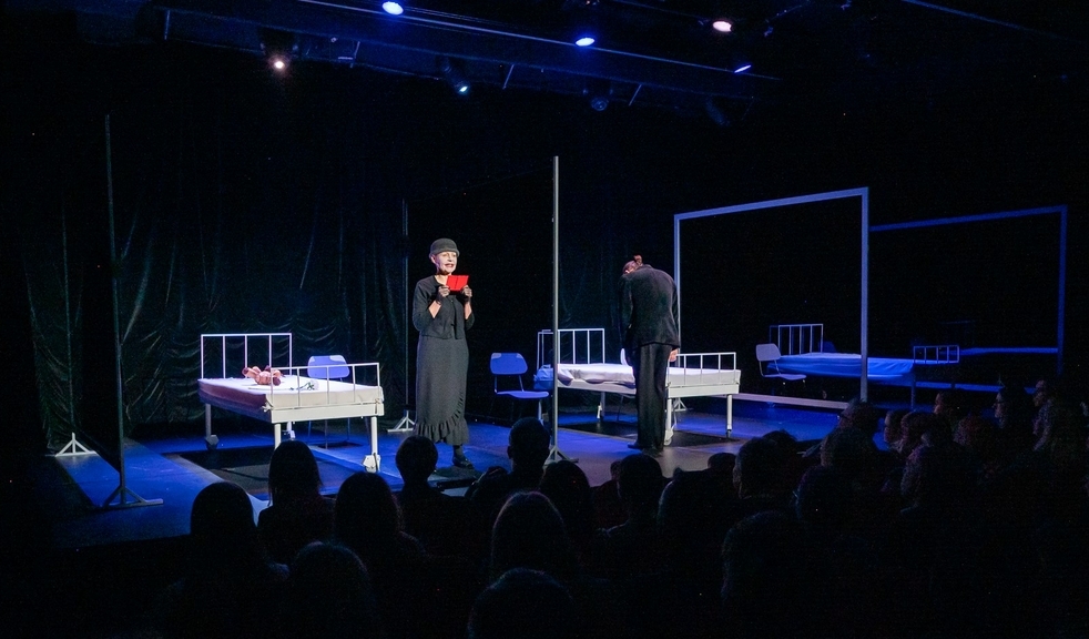 spektakl "Oskar i Pani Róża" w Teatrze Kamienica | fot. teatrkamienica.pl / materiały prasowe