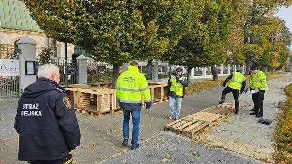 nielegalne stanowiska handlowe na Woli | fot. facebook.com/krzysztof.grzegorz.strzalkowski