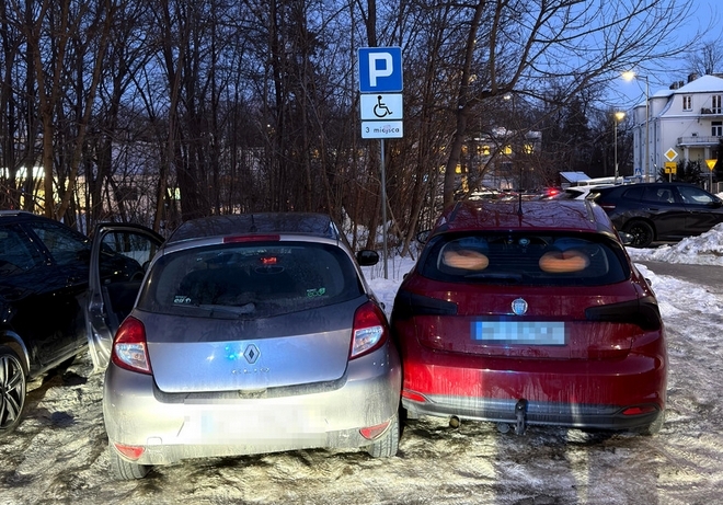 samochody zaparkowane w miejscu dla niepełnosprawnych | fot. piaseczno.policja.gov.pl