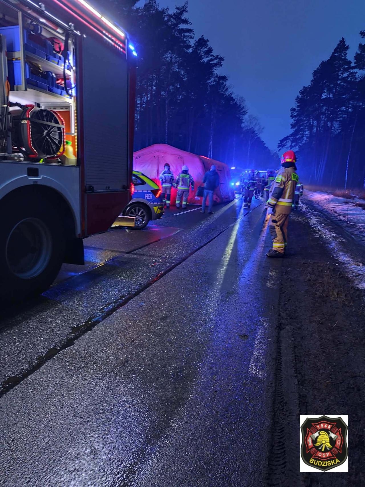 autobus wpadł do rowu | fot. facebook.com/ospbudziska