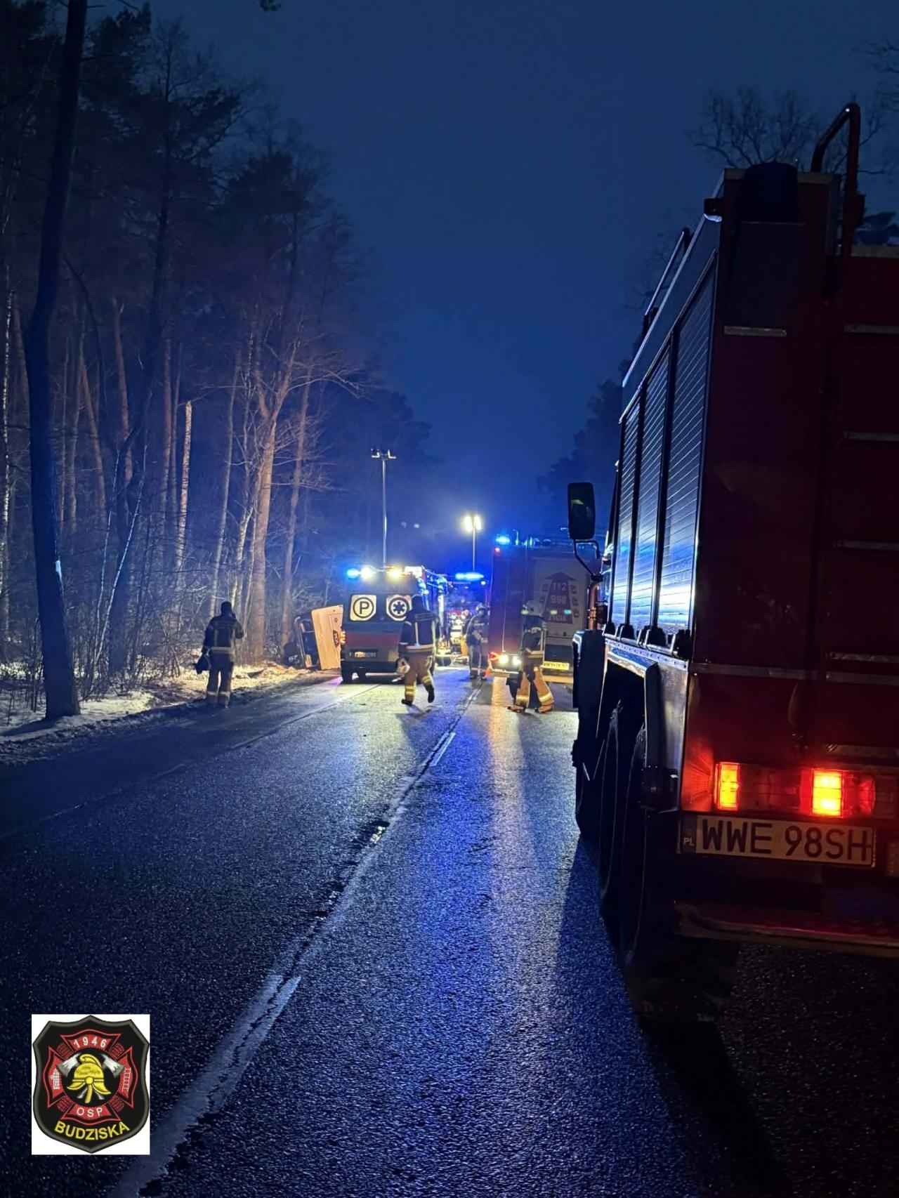 autobus wpadł do rowu | fot. facebook.com/ospbudziska