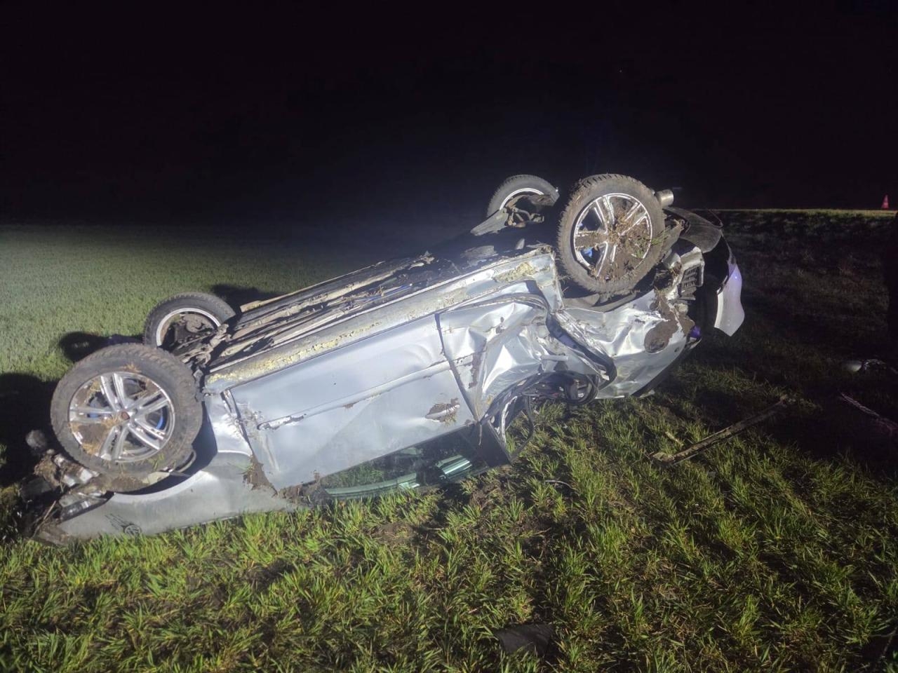 19-latek uderzył w drzewo i dachował | fot. KPP w Płońsku