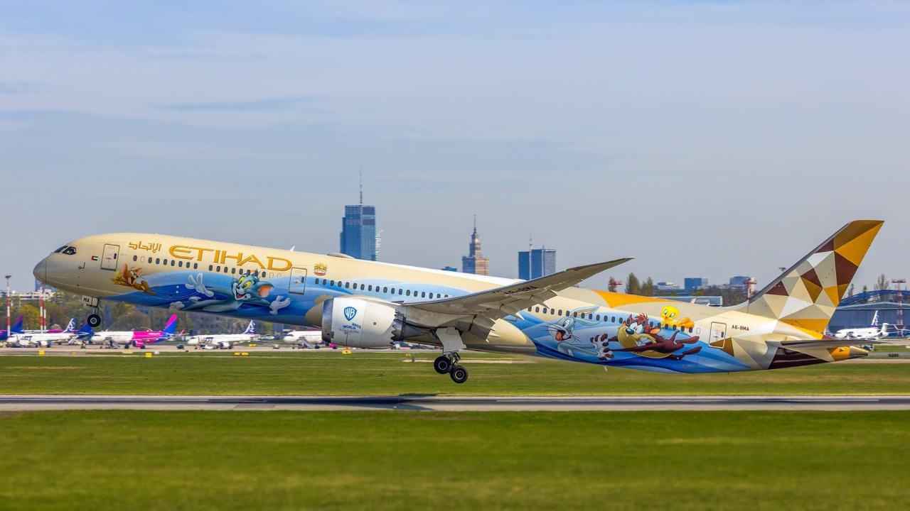 Boeing 787 Dreamliner linii Etihad Airways na lotnisku Chopina | fot. D.Kłosiński / facebook.com/LotniskoChopina