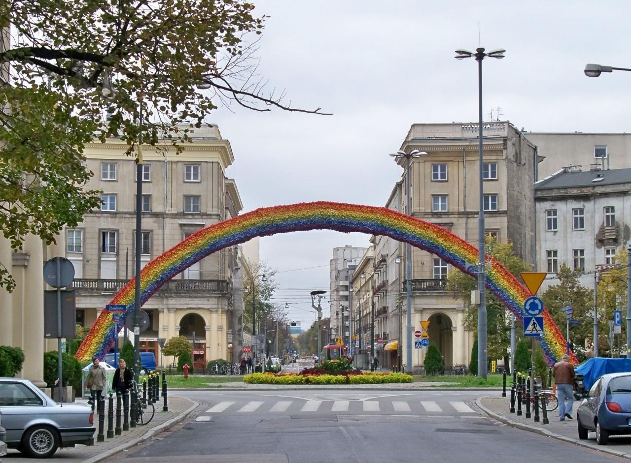 Tęcza na Placu Zbawiciela w Warszawie | fot. Autorstwa Panek - Praca własna, CC BY-SA 4.0, https://commons.wikimedia.org/w/index.php?curid=24180387