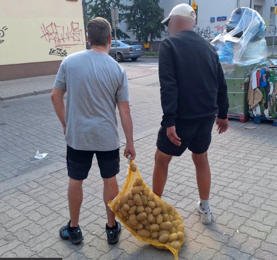 mężczyźni, którzy wynieśli worek ziemniaków ze sklepu na Pradze-Południe | fot. strazmiejska.waw.pl