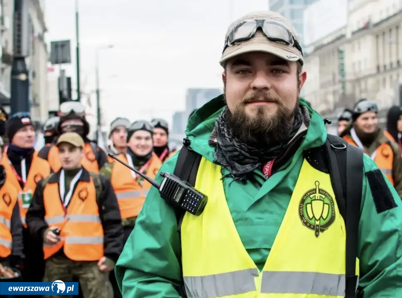 Wolontariusz podczas marszu | fot. marszniepodleglosci.pl/