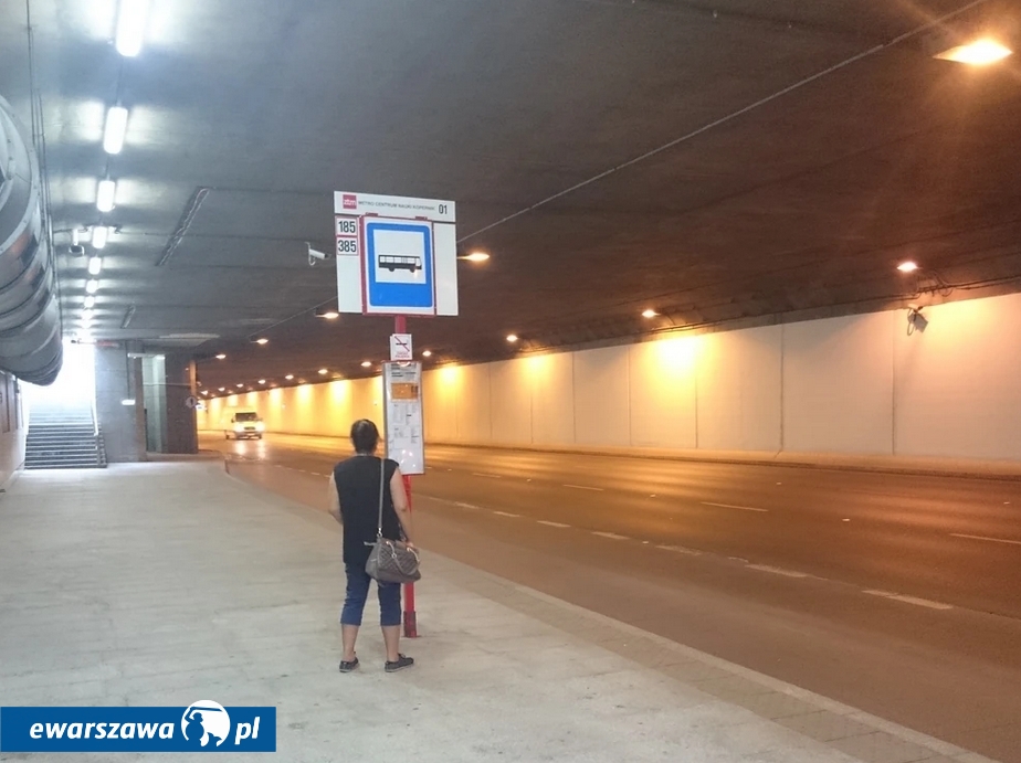 fot. https://warszawa.fandom.com/wiki/Zesp%C3%B3%C5%82_przystankowy_Metro_Centrum_Nauki_Kopernik?file=Metro_Centrum_Nauki_Kopernik_01_%28przystanek%29.jpg