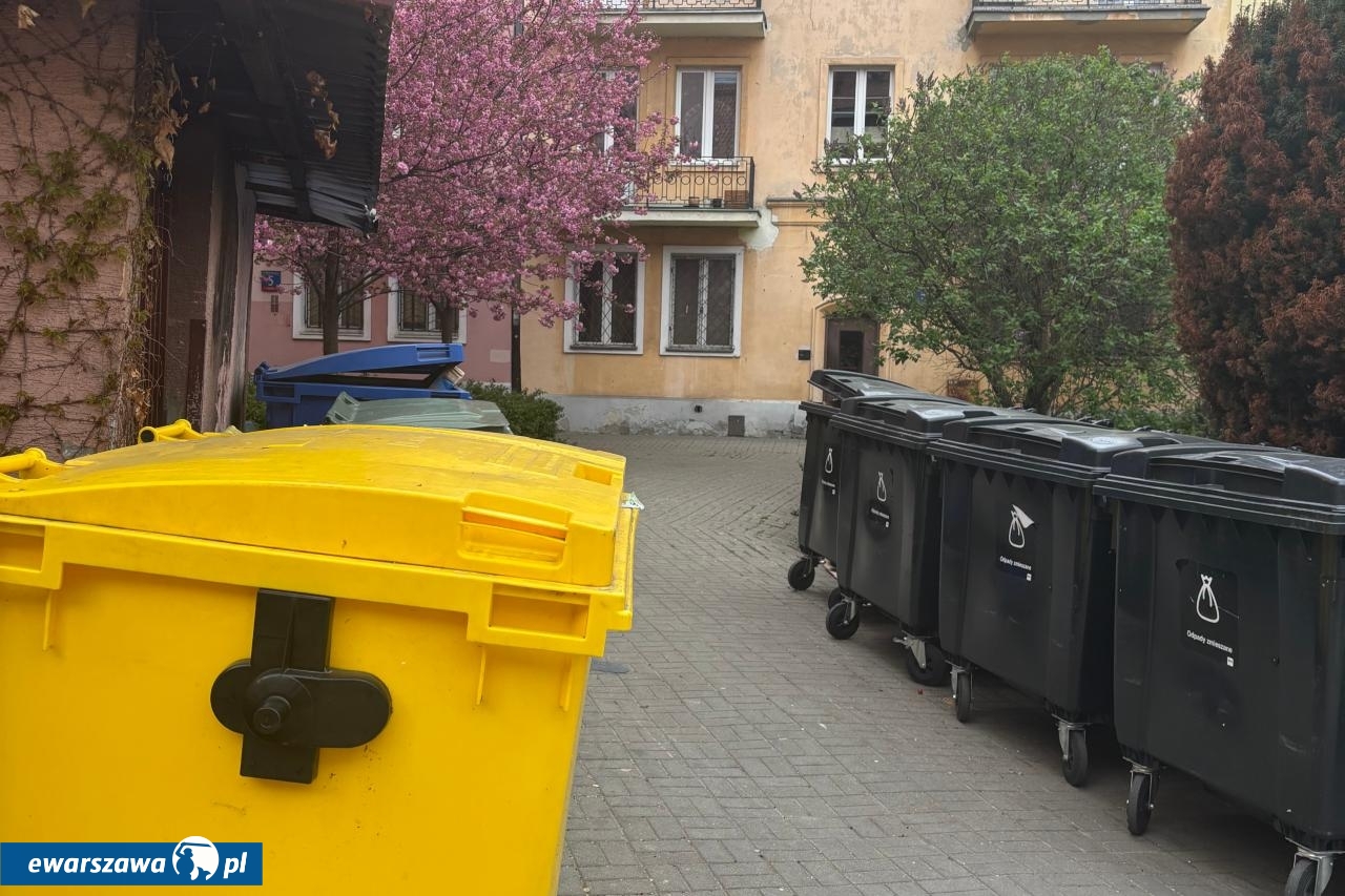 śmietniki przy ul. Białoskórniczej | fot. Mariensztat/Facebook