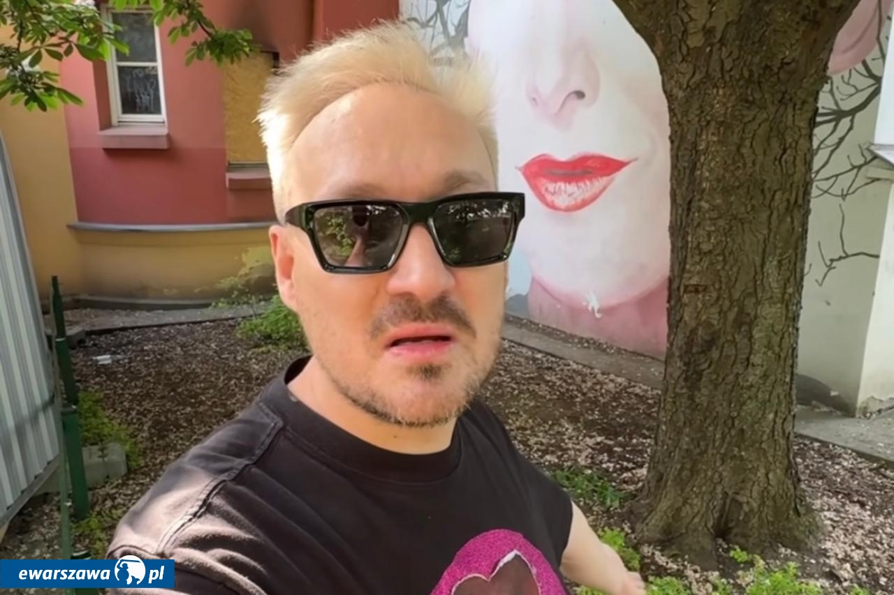 Mariusz Kozak pod muralem Kory | fot. instagram.com/kozacka_warszawa