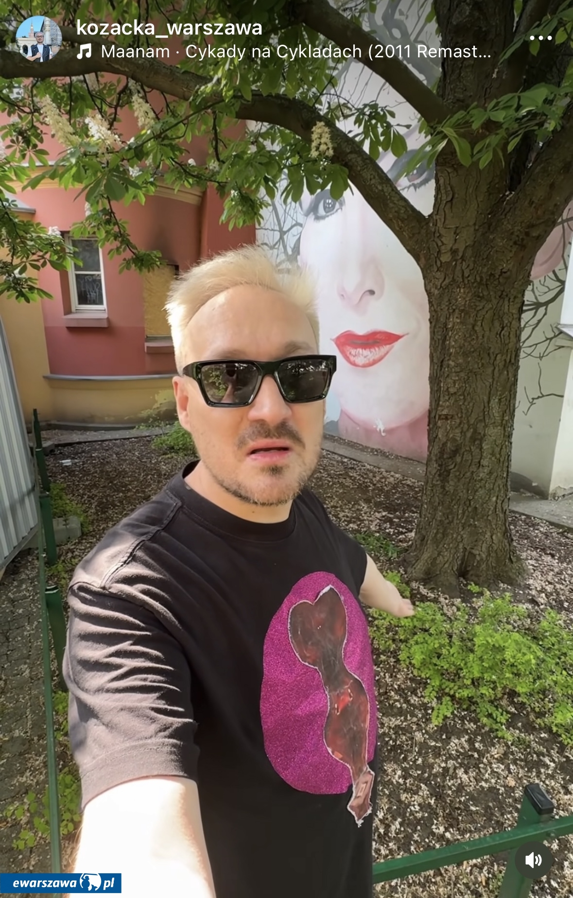 Mariusz Kozak pod muralem Kory | fot. instagram.com/kozacka_warszawa