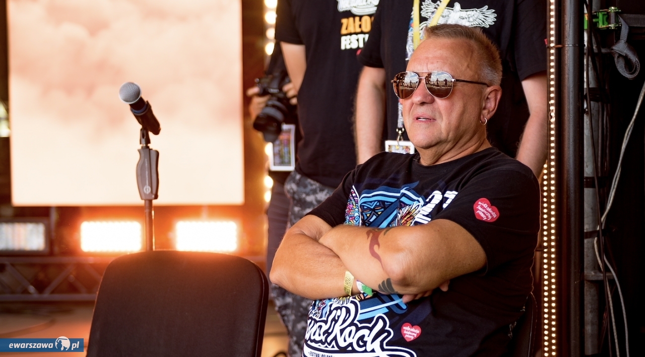 Rzadkie zdjęcie Jerzego Owsiaka z założonymi rękami. | fot. Łukasz Widziszowski - polandrockfestival.pl, Wikipedia