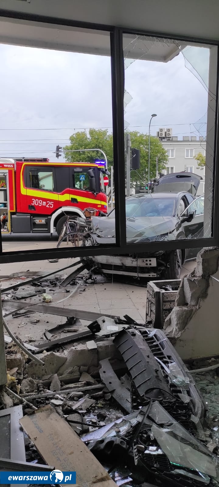wypadek w Alei Krakowskiej | fot. Komenda Miejska PSP m.st. Warszawy