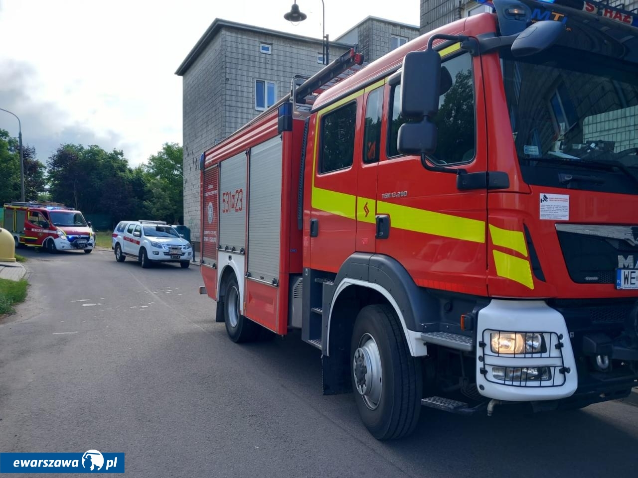 służby ratunkowe pod blokiem, w którym zmarł 13-latek | fot. Komenda Powiatowa PSP w Nowym Dworze Mazowieckim