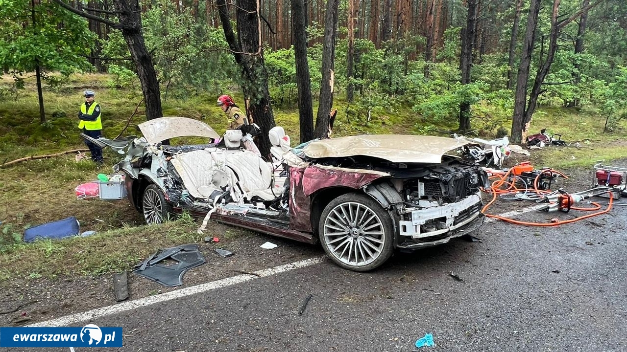roztrzaskany Maybach 74-latki | fot. PSP Maków Mazowiecki