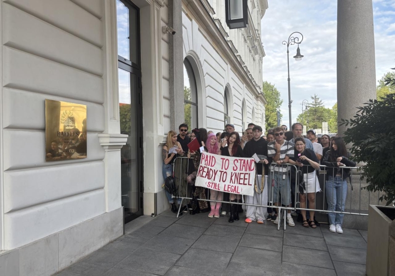 Tłum czeka pod hotelem na członków Gun N' Roses | fot. Bartosz Pańczyk