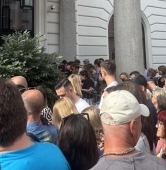 Tłum czeka pod hotelem na członków Gun N' Roses | fot. Bartosz Pańczyk