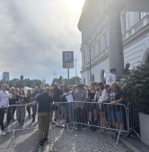 Tłum czeka pod hotelem na członków Gun N' Roses | fot. Bartosz Pańczyk