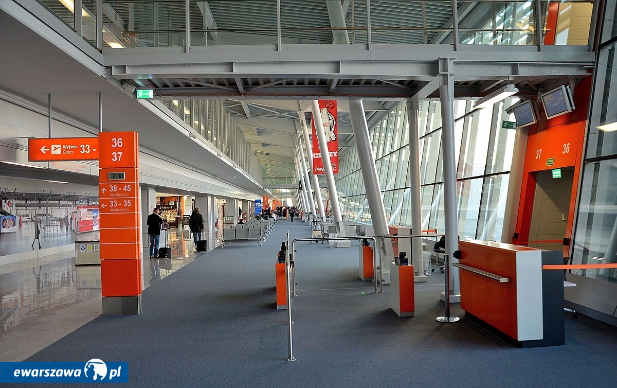 hala odlotów na lotnisku Chopina | fot. Autorstwa Adrian Grycuk - Praca własna, https://pl.m.wikipedia.org/wiki/Plik:Hala_odlot%C3%B3w_Terminal_A_Lotnisko_Chopina.JPG#file