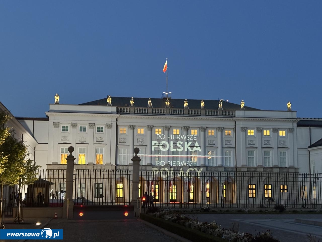 Danuta Holecka z programem Republiki pod Pałacem Prezydenckim | fot. Bartosz Pańczyk