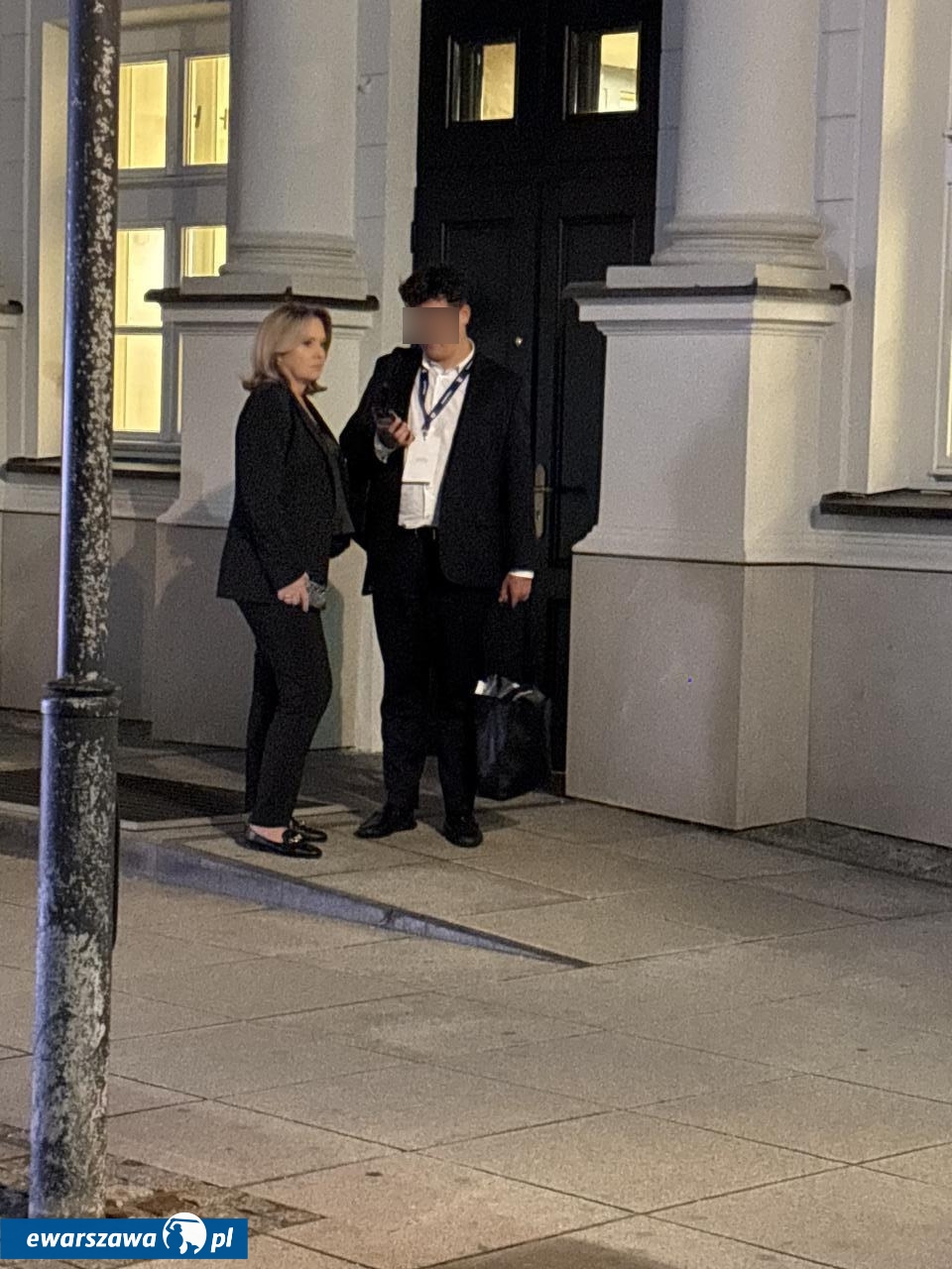 Danuta Holecka pod Pałacem Prezydenckim | fot. Bartosz Pańczyk