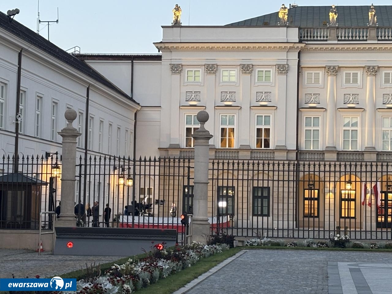 Danuta Holecka prowadzi program pod Pałacem Prezydenckim | fot. Bartosz Pańczyk