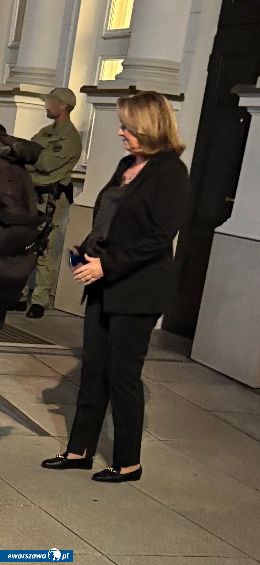 Danuta Holecka pod Pałacem Prezydenckim | fot. Bartosz Pańczyk