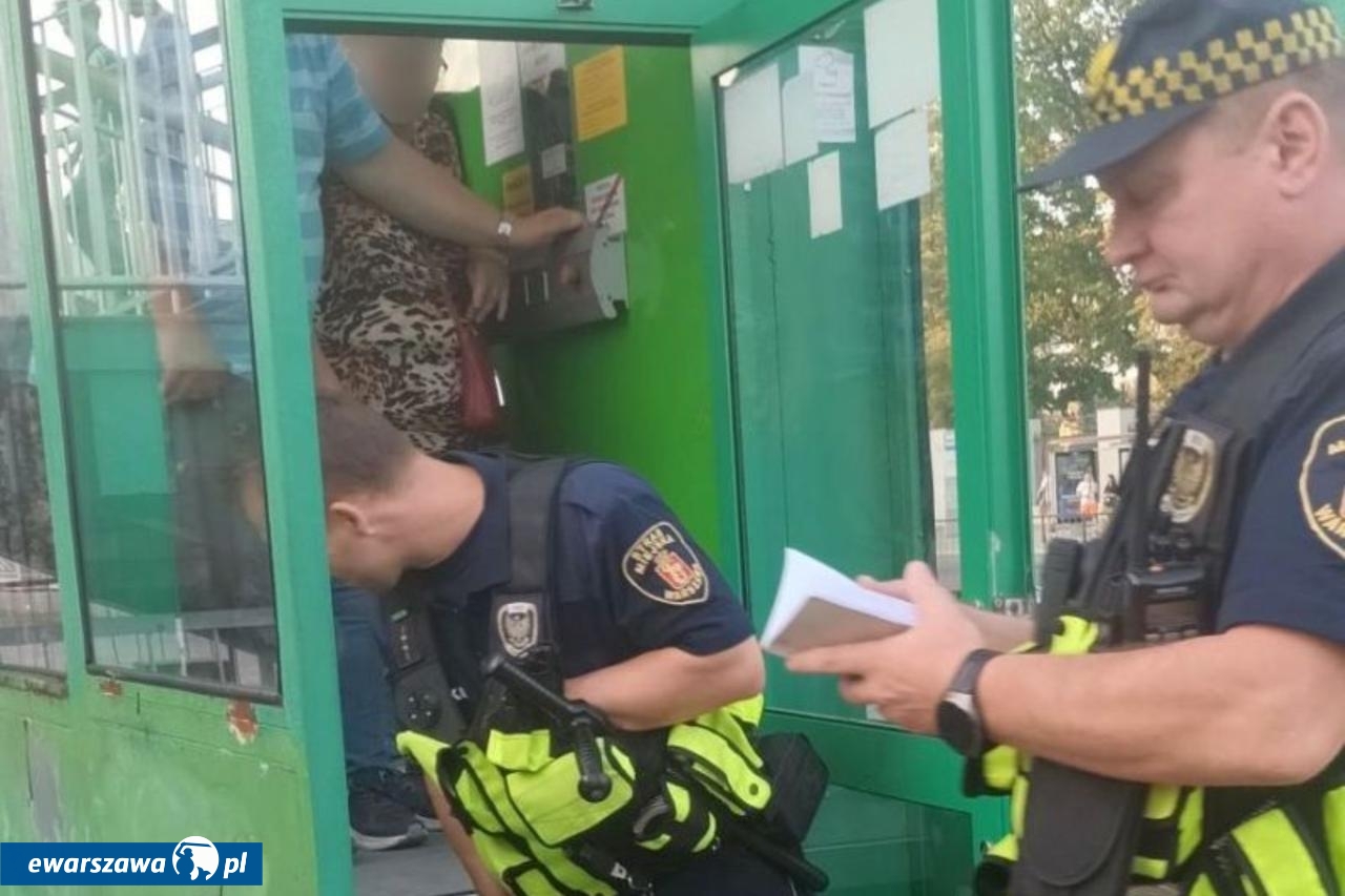 pasażerowie opuszczają windę pułapkę | fot. strazmiejska.waw.pl