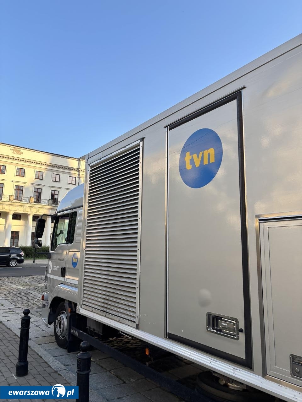 samochód TVN na planie "Lalki" w Warszawie | fot. Bartosz Pańczyk