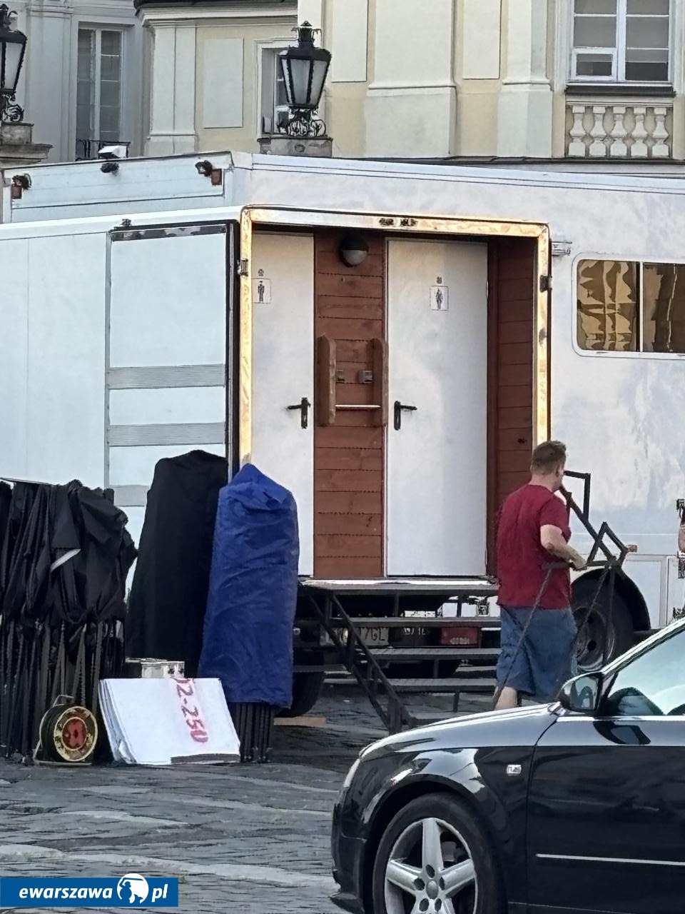 samochód TVN na planie "Lalki" w Warszawie | fot. Bartosz Pańczyk