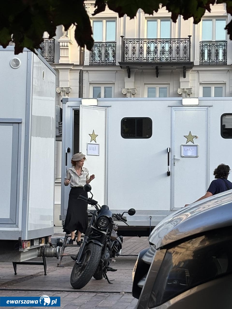 Karolina Gruszka na planie drugiego sezonu serialu "Gra z cieniem" na Krakowskim Przedmieściu | fot. Bartosz Pańczyk
