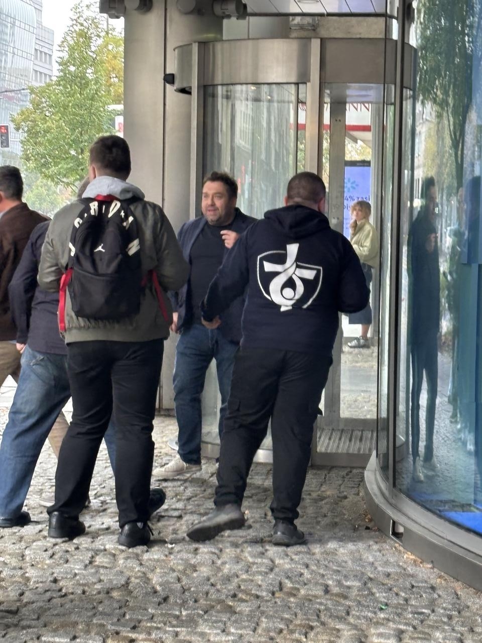 Bartek Węglarczyk pod studiem "Dzień dobry TVN" | fot. Bartosz Pańczyk