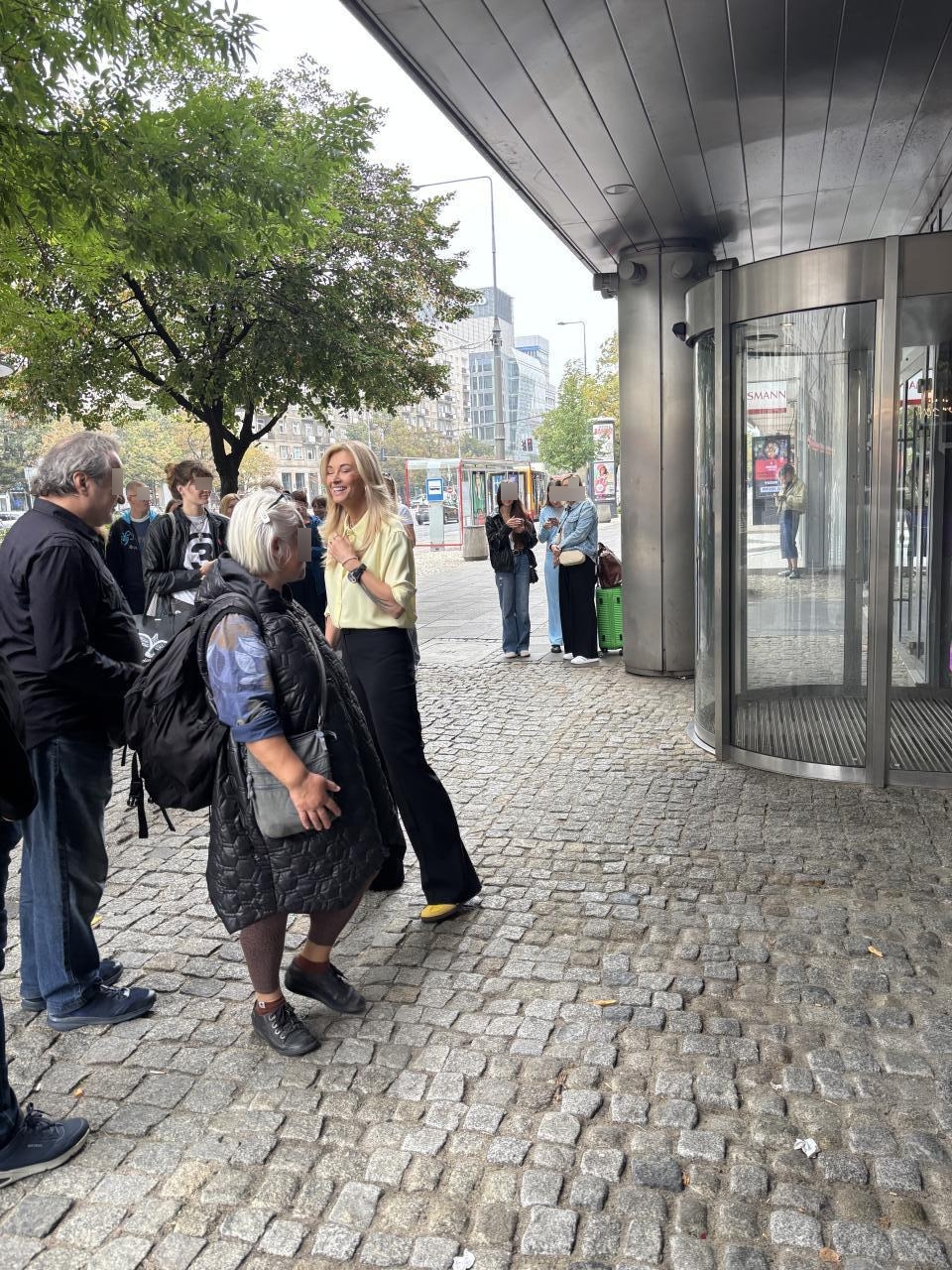 Martyna Wojciechowska pod studiem "Dzień dobry TVN" | fot. Bartosz Pańczyk