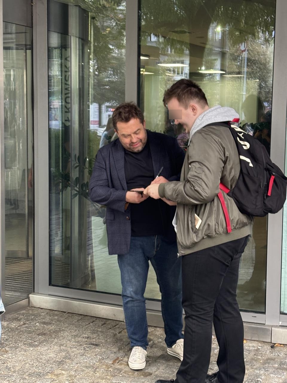 Bartek Węglarczyk pod studiem "Dzień dobry TVN" | fot. Bartosz Pańczyk