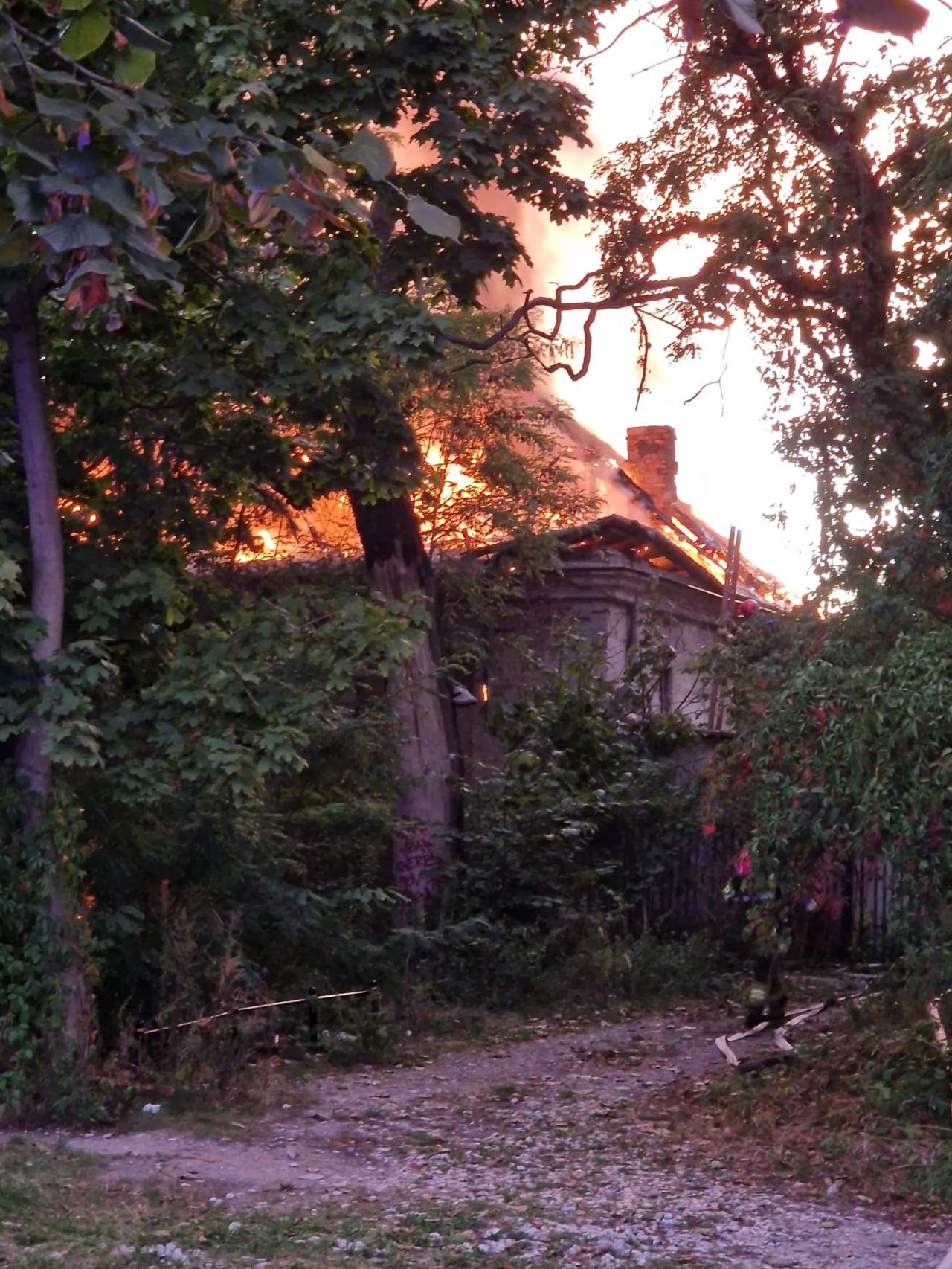 pożar przy Żwirki i Wigury w Warszawie | fot. x.com/PogRatunkoweWaw