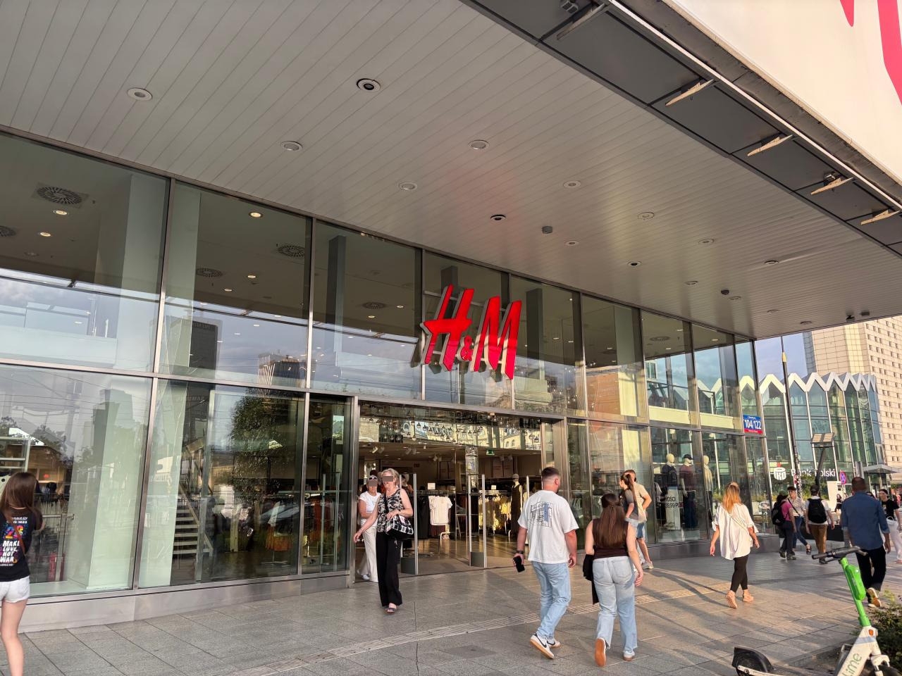 H&M przy ul. Marszałkowskiej w Warszawie | fot. Bartosz Pańczyk