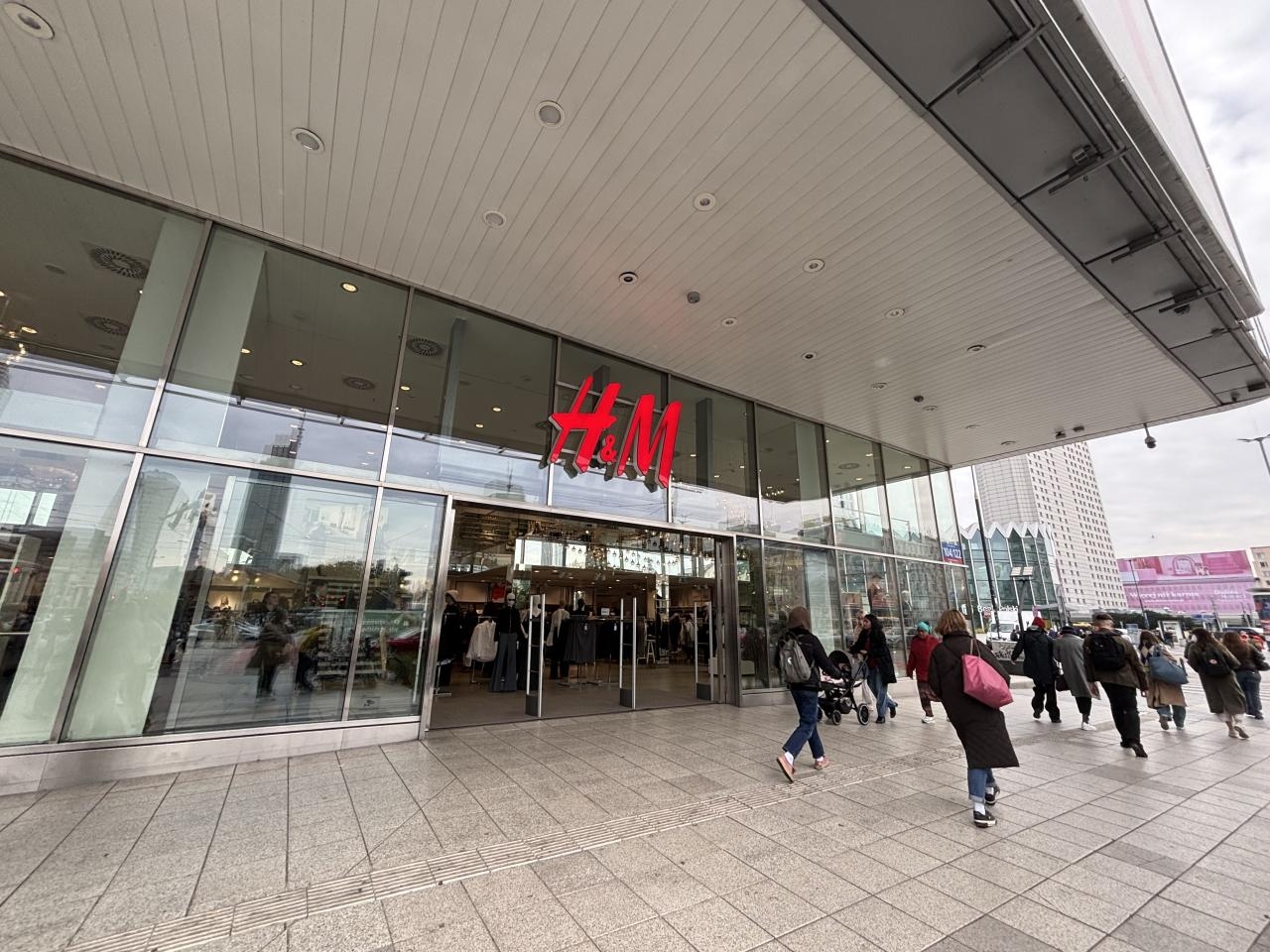 H&M przy ul. Marszałkowskiej w Warszawie | fot. Bartosz Pańczyk
