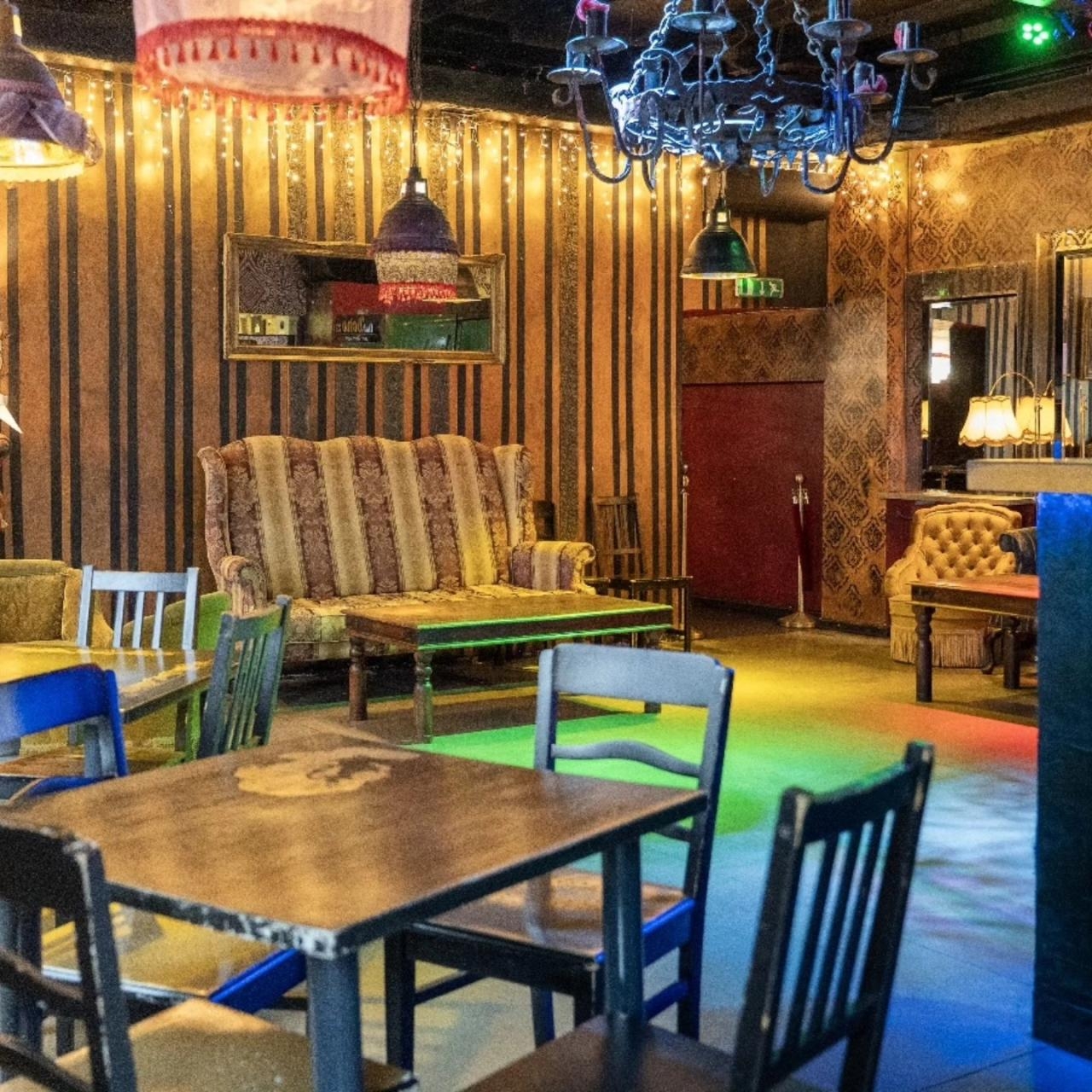 klubokawiarnia przy Żurawiej 22 w Warszawie | fot. facebook.com/ksiadzzosiedla