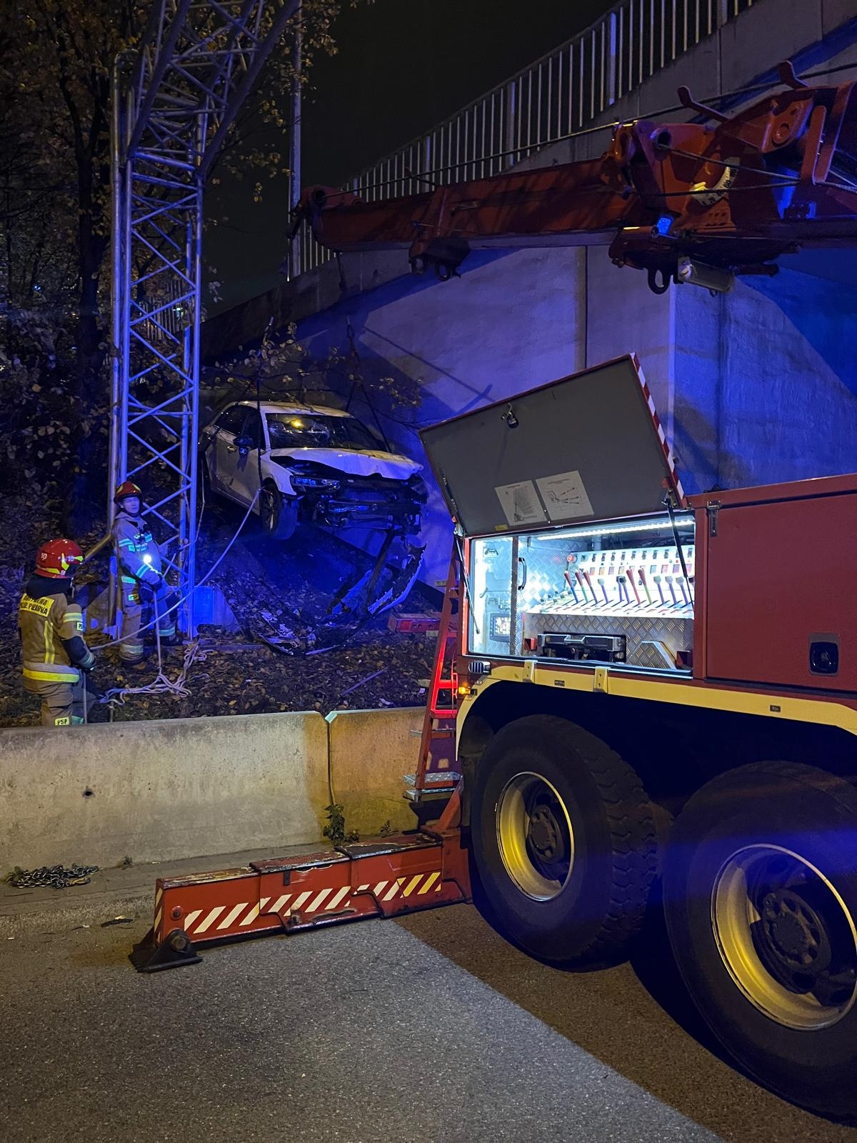samochód spadł na nasyp wiaduktu | fot. Komenda Miejska PSP m.st. Warszawy