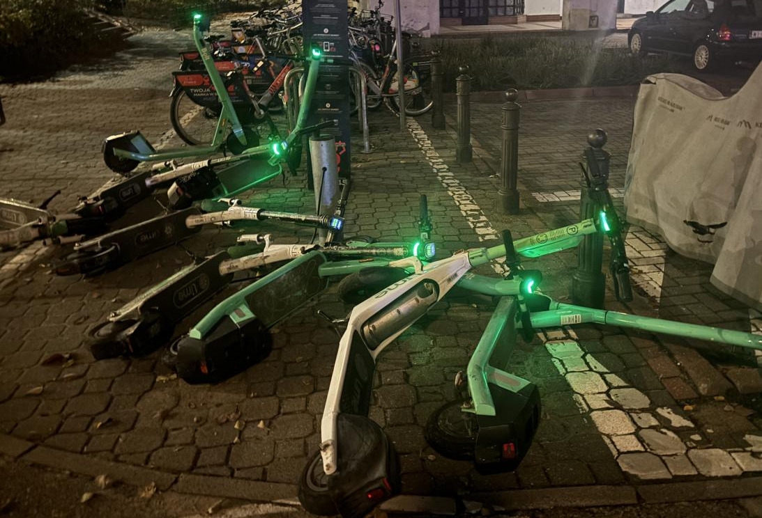 rozrzucone hulajnogi w Warszawie | fot. Bartosz Pańczyk