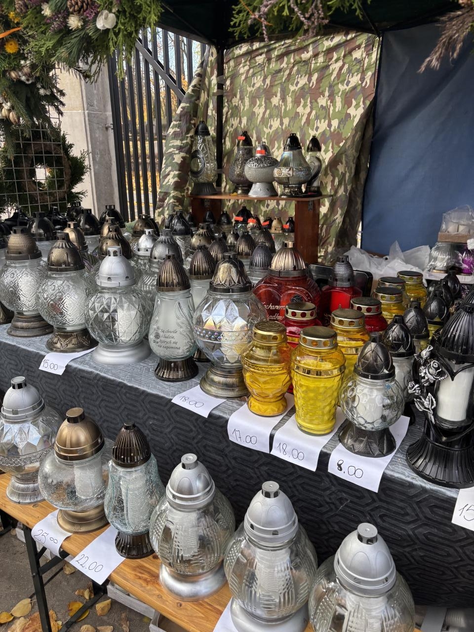 stoiska ze zniczami przed Powązkami w Warszawie | fot. Bartosz Pańczyk