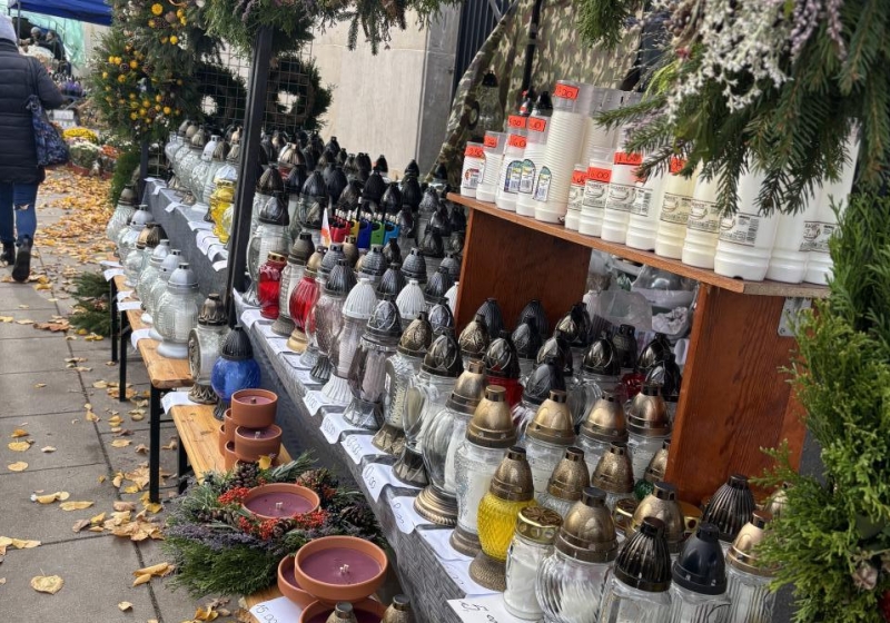 stoiska ze zniczami przed Powązkami w Warszawie | fot. Bartosz Pańczyk