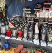 stoiska ze zniczami przed Powązkami w Warszawie | fot. Bartosz Pańczyk