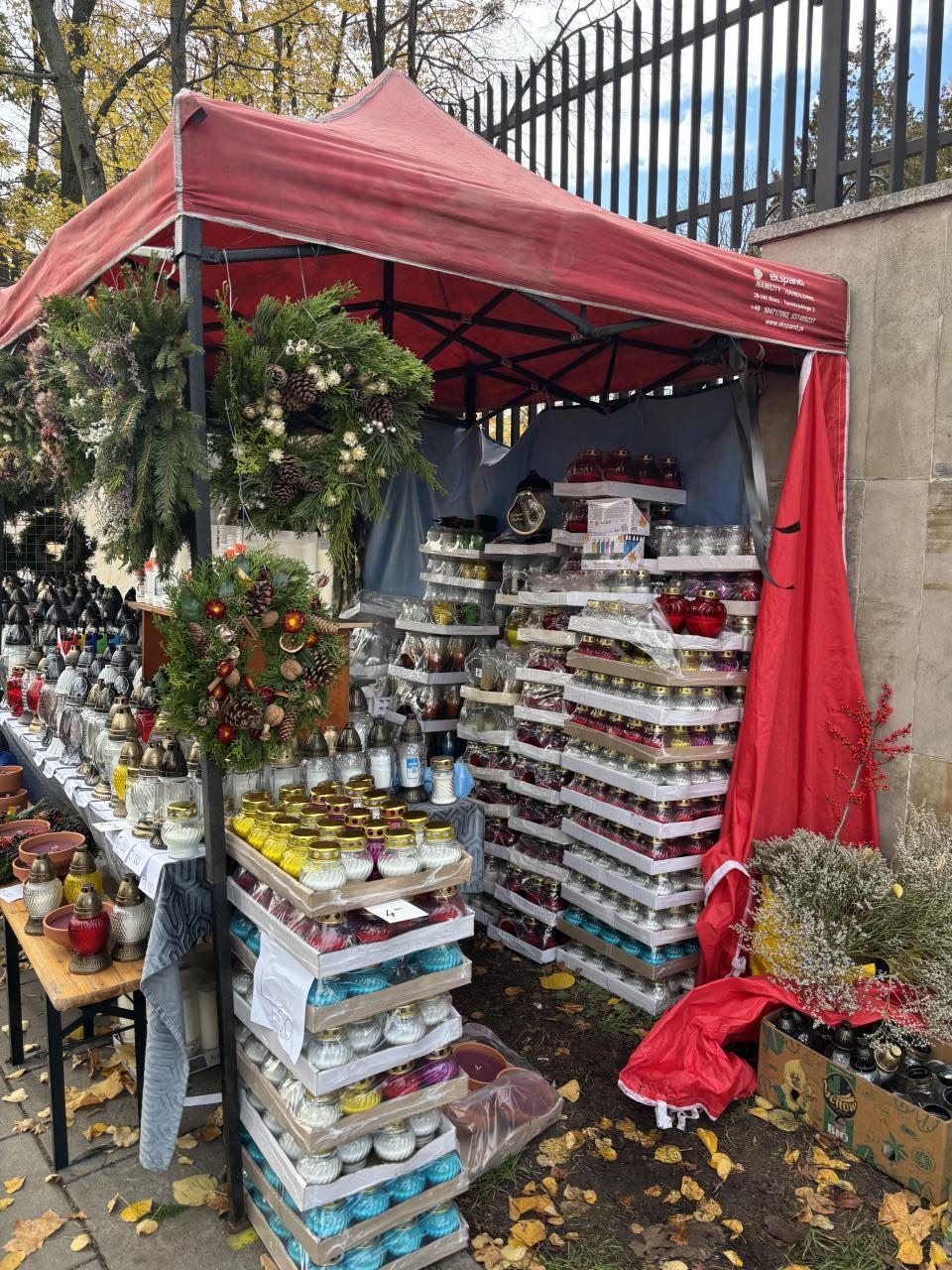 stoiska ze zniczami przed Powązkami w Warszawie | fot. Bartosz Pańczyk