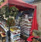 stoiska ze zniczami przed Powązkami w Warszawie | fot. Bartosz Pańczyk