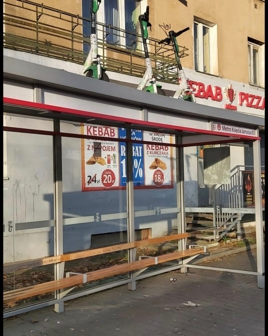 hulajnogi na dachu wiaty przystankowej | fot. facebook.com/krzysztof.grzegorz.strzalkowski