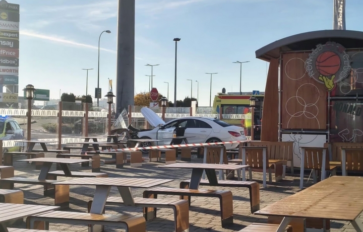 samochó wjechał w ogródek restauracyjny Mc'Donalds | fot. OSP Garwolin